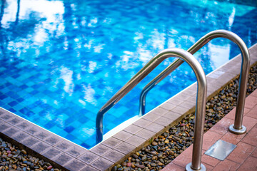 Obraz premium Light blue swimming pool water with sunny reflections