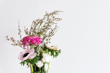 Bouquet di fiori colorati in verticale con spazio bianco a destra