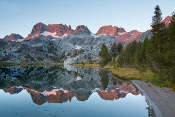 USA, California, Inyo National Forest. Landscape of The Minarets and Ediza Lake.