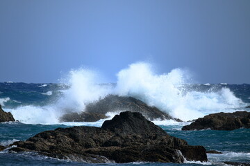 弾ける荒波　早春　（高知県　室戸岬）