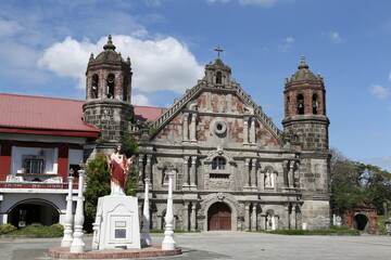 Santa Monika Kirche mit Jesus Statue, Minalin, Provinz Pampanga, Philippinen - obrazy, fototapety, plakaty