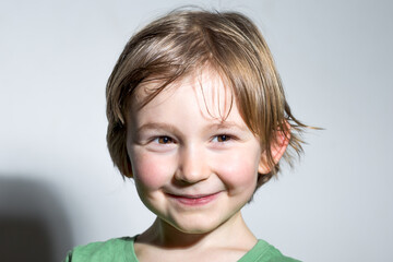 Portrait d'un enfant garçon blond qui sourrit