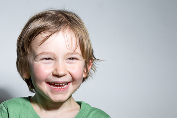 Portrait d'un enfant garçon blond qui rigole