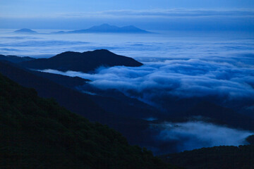 知床　知床峠から夜明けの北方領土と雲海