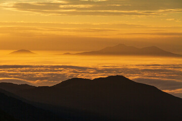 知床　知床峠から夜明けの北方領土と雲海