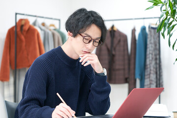 オフィスで働くファッションデザイナー