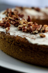 pan de zanahoria close up cubierto de azúcar glass y nuez