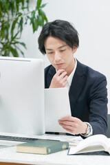 オフィスで働くビジネスマン