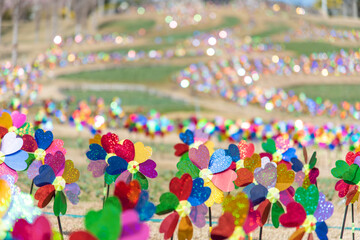 カラフルなかざぐるまが広がる原っぱ