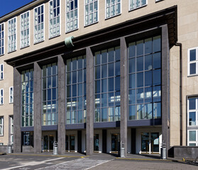 Obraz premium main building and main entrance of the university of cologne