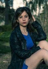 FELIZ JOVEN SOSTENIENDO SU PELO