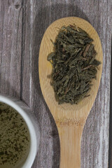 Posos del té en una taza vacía utilizado tradicionalmente para leer el futuro.