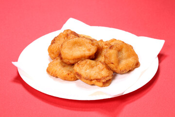 皿に盛ったチキンナゲット
