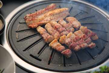 Grilled pork on an iron plate. 철판위에서 노릇노릇 익어가고 있는 돼지고기