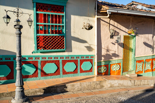 les Zocalos de Guatape sur les fa&ccedil;ades de maison, Guatape, Antioquia, Colombie