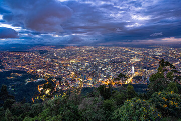 Belle vue sur le centre ville de Bogota de nuit depuis le Cerro de Monserrate, Colombie