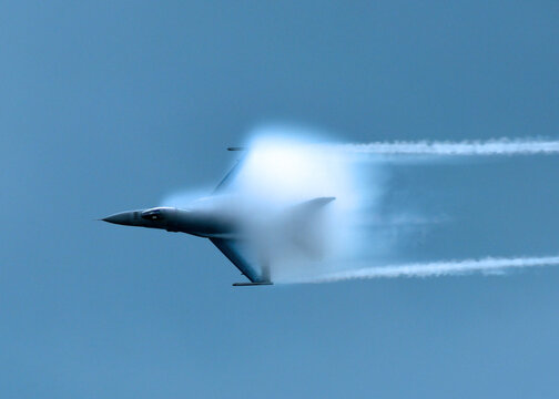 Jet sound barrier vapor cloud