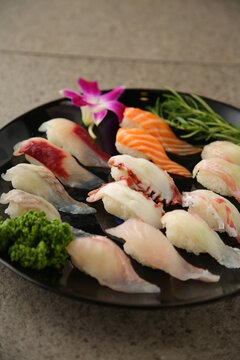 a plate with colorful assorted sushi 알록달록한 모둠 초밥이 담긴 접시