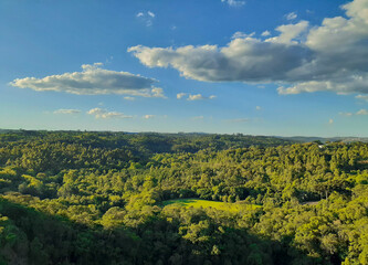 A paisagem de uma cidade fria no sul brasileiro visto de cima por outra perspectiva em Novembro de 2020.