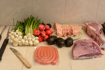 Cortes de carne e ingredientes para hacer una carne asada en la parrilla. Concepto de parrillada...