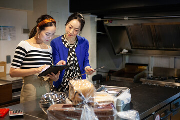 調理場でメニューを考案する女性従業員たち