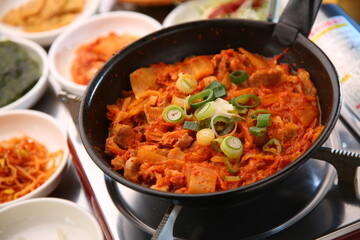 Kimchi Jjigae, a traditional Korean food that boils and tastes delicious
끓여서 맛있게 맛보는 전통 한식 김치 찌개