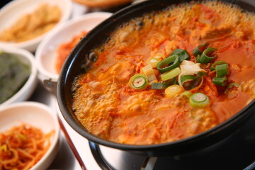 Kimchi Jjigae, a traditional Korean food that boils and tastes delicious
끓여서 맛있게 맛보는 전통 한식 김치 찌개