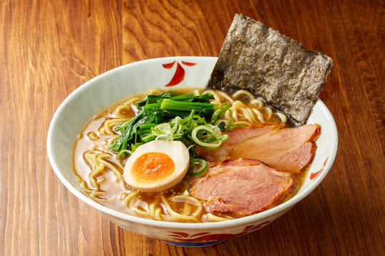 醤油豚骨ラーメン