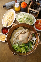 한국식 동대문 닭한마리 A Korean-style Dongdaemun chicken