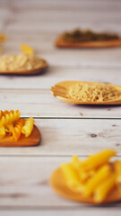 Composición de tipos de pastas crudas sobre cucharas de madera