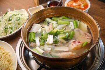 한국식 동대문 닭한마리 A Korean-style Dongdaemun chicken