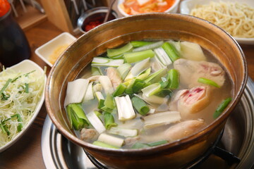 한국식 동대문 닭한마리 A Korean-style Dongdaemun chicken