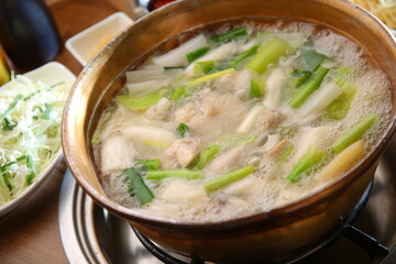 한국식 동대문 닭한마리 A Korean-style Dongdaemun chicken