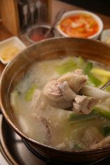 한국식 동대문 닭한마리 A Korean-style Dongdaemun chicken