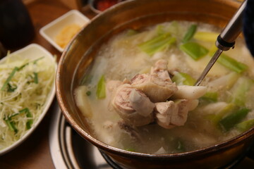 한국식 동대문 닭한마리 A Korean-style Dongdaemun chicken