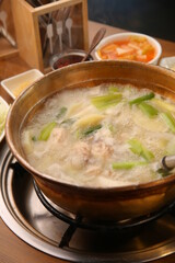 한국식 동대문 닭한마리 A Korean-style Dongdaemun chicken