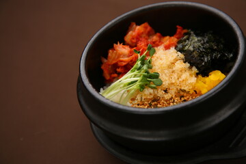 심플한 갈색배경에 있는 날치알볶음밥