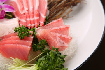 a plate of fresh tuna sashimi 신선한 참치 회 한 접시