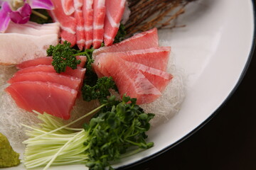 a plate of fresh tuna sashimi 신선한 참치 회 한 접시
