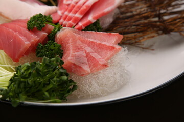 a plate of fresh tuna sashimi 신선한 참치 회 한 접시