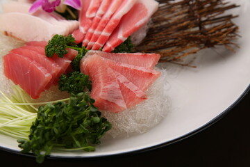 a plate of fresh tuna sashimi 신선한 참치 회 한 접시