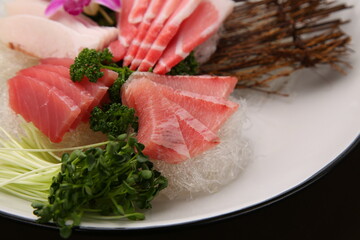 a plate of fresh tuna sashimi 신선한 참치 회 한 접시