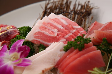 a plate of fresh tuna sashimi 신선한 참치 회 한 접시