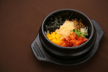 Fried rice with flying fish roe on a simple brown background 심플한 갈색배경에 있는 날치알볶음밥