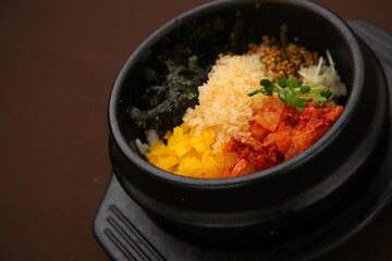 Fried rice with flying fish roe on a simple brown background 심플한 갈색배경에 있는 날치알볶음밥