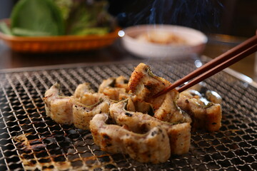 숯불에 굽고있는 장어구이 Grilled eel over charcoal fire