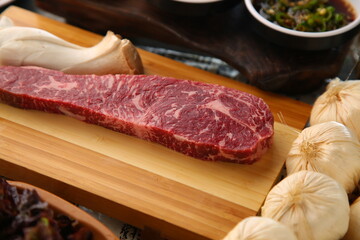 밑반찬과 생소고기가 있는 차림 Served with side dishes and raw beef