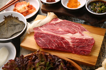 밑반찬과 생소고기가 있는 차림 Served with side dishes and raw beef