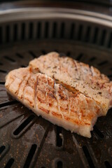 Grilled pork belly, a Korean-style BBQ dish 한국스타일 비비큐 요리인 삼겹살구이