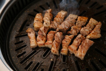 Grilled pork belly, a Korean-style BBQ dish 한국스타일 비비큐 요리인 삼겹살구이